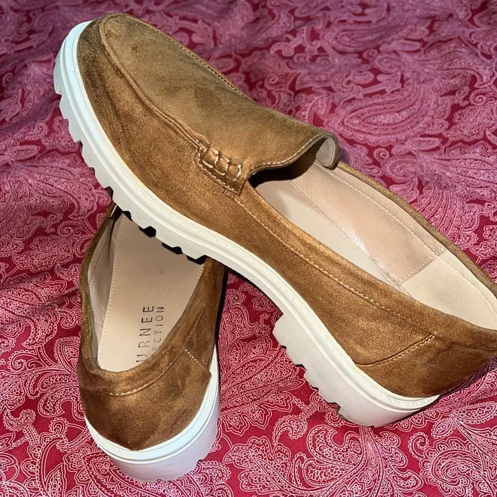 JOURNEE COLLECTION loafers. Medium brown. Size 9.5W.